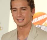 Le joli minois du héros de Transformers, est aujourd'hui à 22 ans l'une des étoiles montantes de Hollywood. Consacrant son temps au travail (ou à la conduite en état d'ivresse ?) il délaisserait sa vie sentimentale, quel gâchis ! 